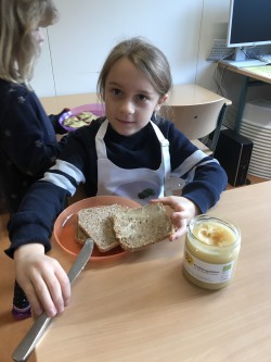 Kind schmiert Honigbrot IMG_1645.JPG