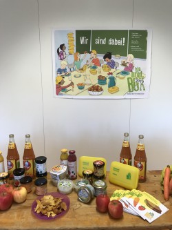 Buffet mit BroschürenIMG_1605.JPG